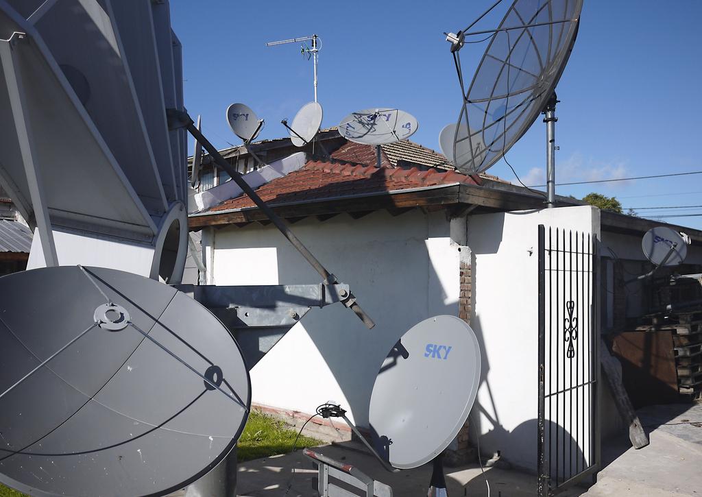 A look at some of Ricardo s dishes. On the roof of his house you ll find a 1.0-meter dish for TELSTAR 12, a 60cm antenna for GALAXY 28, an 80cm antenna for HISPASAT, a 1.