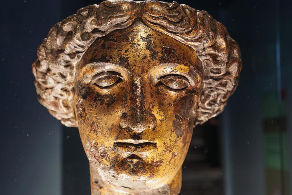 3 Sculpture C Head of Minerva (a) Using these sources as a starting point, explain how far religion in Roman Britain can be understood from sculptural evidence