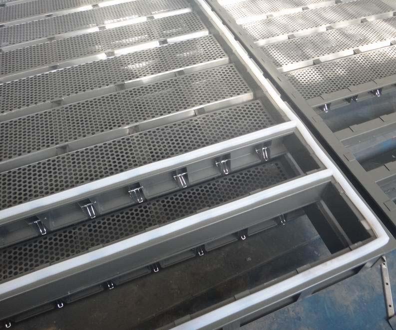 Replaceable seal of the screener deck The seal structure is one key factory for guaranteeing the screening