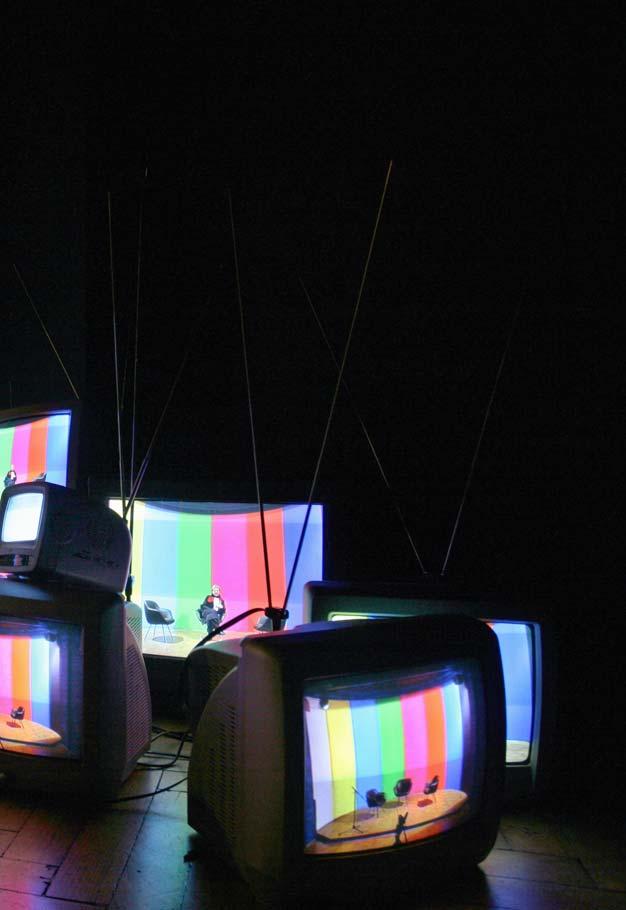 Infokalipsa zdaj! 2007 FOTO: Miha Fras Televizije sprejemajo signal z DIY-televizijskega oddajnika.