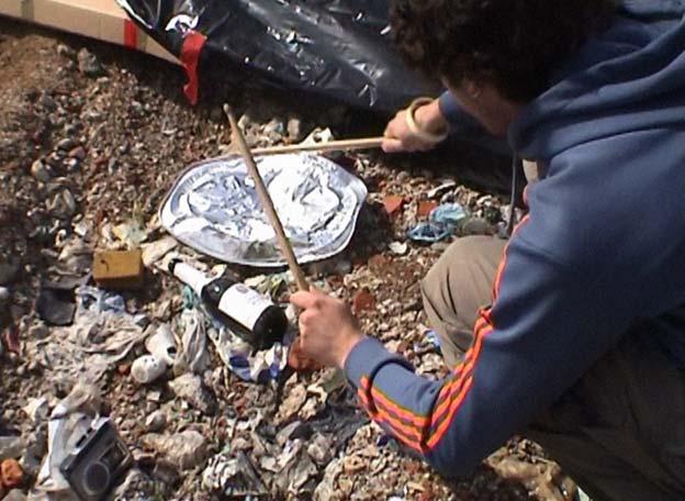 Piknik na deponiji 2004 FOTO: izsek iz videa Obiskovalci so se poleg hranjenja zamotili z različnimi dejavnostmi: nogometom, bobnanjem, umivanjem