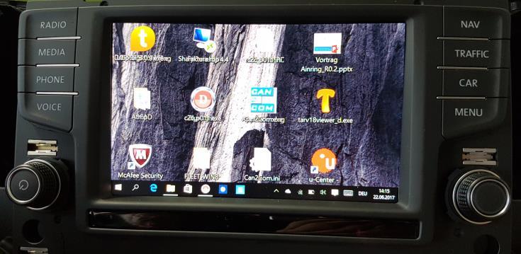 The left control panel side maintains its functions. The surface of the connected terminal device (laptop, tablet) is mirrored on the vehicle display.