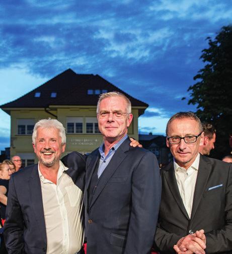 Na snímke v spoločnosti generálneho manažéra festivalu Rudolfa Biermanna a umeleckého riaditeľa Petra Nágela na červenom koberci počas slávnostného úvodného ceremoniálu v Kunsthalle.