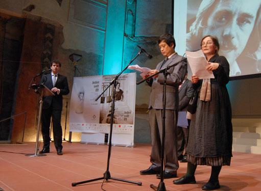 At Pražská křižovatka, Václav Havel bestowed the Homo Homini Award on the imprisoned Chinese dissident Liu Xiaobo and it was also symbolically dedicated to all the signatories of Charter 2008, which