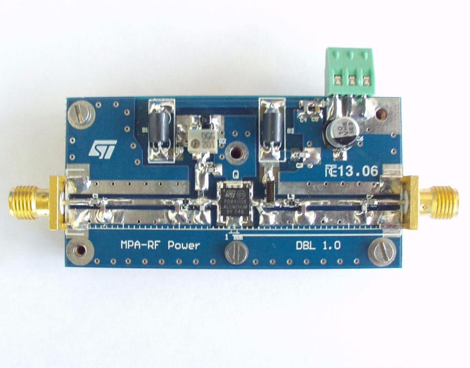 Demonstration board using the PD84008L-E for 900 MHz 2-way radio Features Excellent thermal stability Frequency: 740-950 MHz Supply voltage: 7.2 V Output power: 5 W Power gain: 11 ± 1.