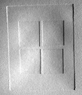 Statične in dinamične primere kompozicij smo pripravili s premičnimi šablonami in jih s tiskarskim strojem odtisnili v obliki vglobljenega reliefa v belo lepenko.