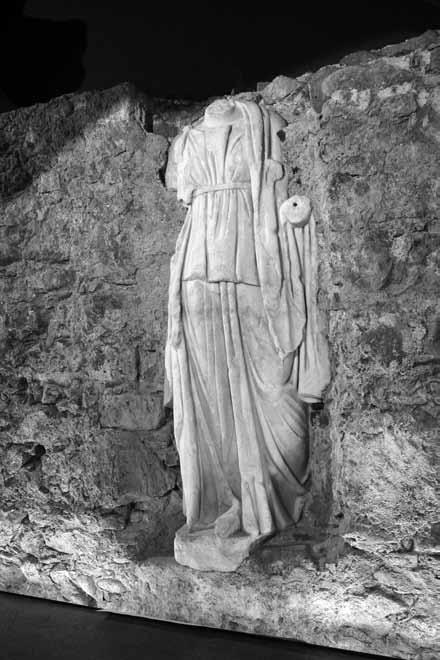 SLIKA 1: Marmorni kip neznane rimske cesarice iz 1. stoletja, ostanek okrasa antične Celeje, so celjski grofje vzidali v pročelje knežje palače iz 14.