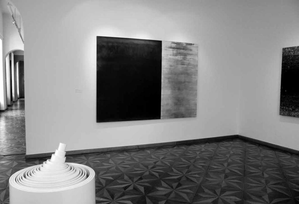 SLIKA 3: Fotografija predstavlja razstavni prostor z abstraktnimi umetninami. V središču je slika Marjana Gumilarja, Par (1999). Slika je sestavljena iz dveh platen (diptih).