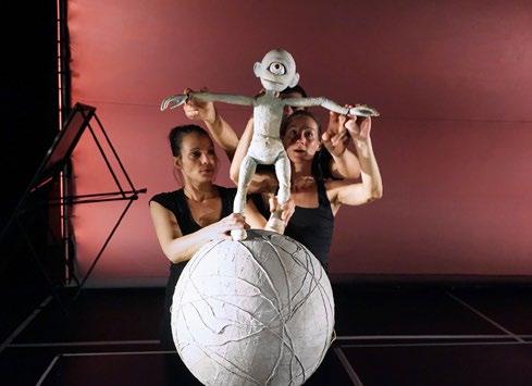 ACTING TECHNIQUES On stage, three puppeteers, three bodies, six hands and six feet, dedicated to three articulated table puppets.