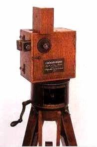 1923 leiutas Vladimir Zvorõkin ikonoskoobi ehk elektronkiiretoru, mis valgustundlikku plaati kasutades suutis kujutisi salvestada. Ikonoskoopi kasutati teletööstuses kaamerates 1936 1946. 1923 14.