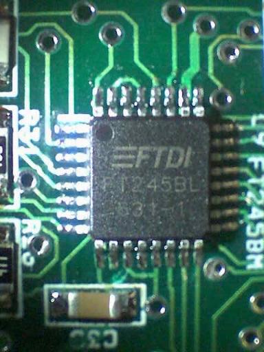 RAZVOJNA ENOTA 18 programski ali strojni vmesnik. Takšen vmesnik omogoča enostavno izvedbo meritev razvitih aplikacij v FPGA strukturi. Vmesnik sestavlja integrirano vezje FT245BL (slika 2.