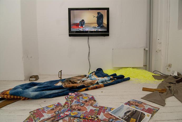 Yoshua Okón, installation view of Coyotería, 2011, at the Städtische Kunsthalle München; image courtesy the artist. That makes a lot of sense.