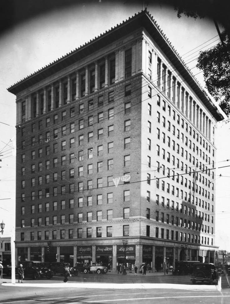 SINCE 1923 The Taft Building is and has been at the crossroads of Hollywood s physical, economic and cultural development since the building s construction in 1923.