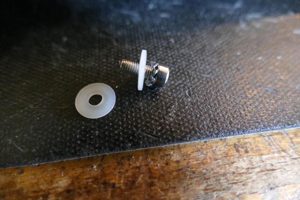 Before you start installing the new filterboard, you should assemble the screw and the washers like this: -First place the