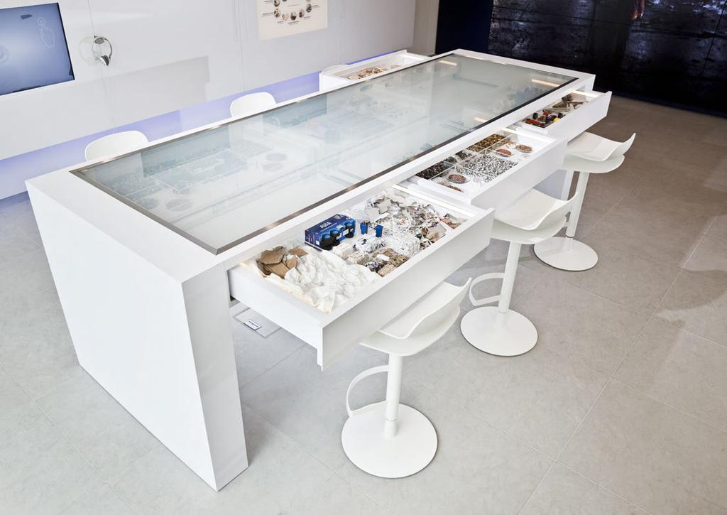 Material table In addition to the digital offerings, the ALBA Group showroom has an analogue material and raw material table offering visitors the chance to touch recyclable and raw materials from