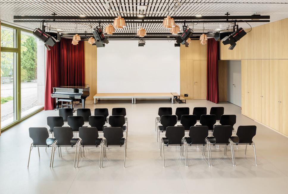 Making audible 10 11 WIRELESS TRANMISSION FOR THE HEARING IMPAIRED Assembly halls, multipurpose halls, lecture theatres and auditoria are public buildings for which Swiss law prescribes