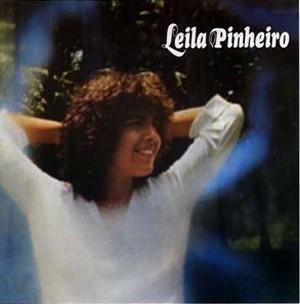 Her debut performance as a singer was in October 1980 with the show entitled Sinal de Partida, at Teatro da Paz in Belém. In May 1981 Pinheiro moved to Rio de Janeiro.