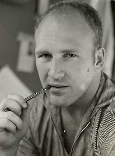 Ken Kesey Ken Kesey saw himself as a link between the Beats and the Hippies. In 1999, he said I was too young to be a beatnik, and too old to be a hippie.