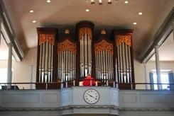 The present gallery organ of the Meeting House was built in 1997 by Lively-Fulcher Organbuilders. Installed behind a handsome case that compliments and enriches the architecture of the room.