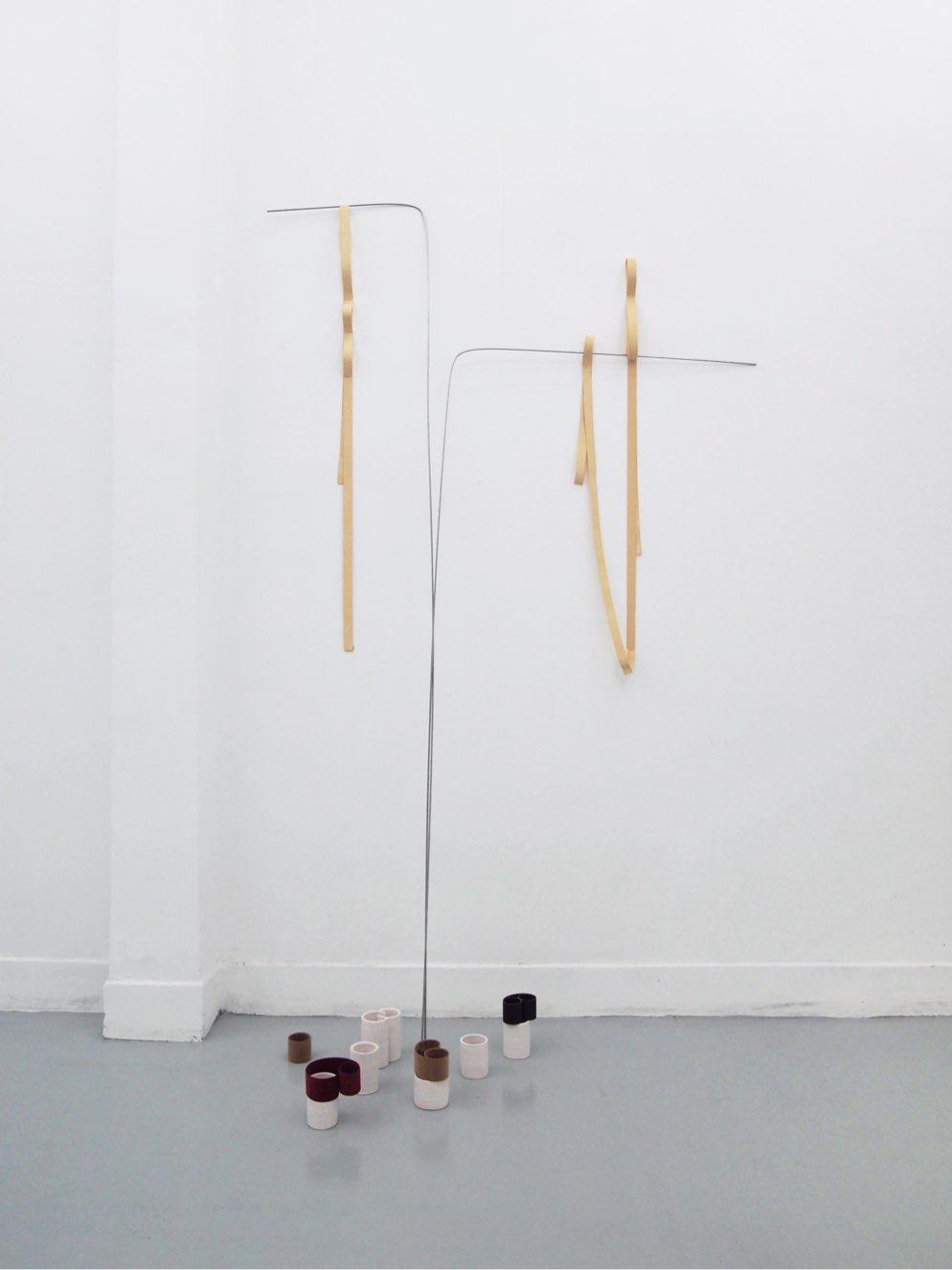 He Yida Tie up loose ends, 2014 Elastic band, stainless steel rod,