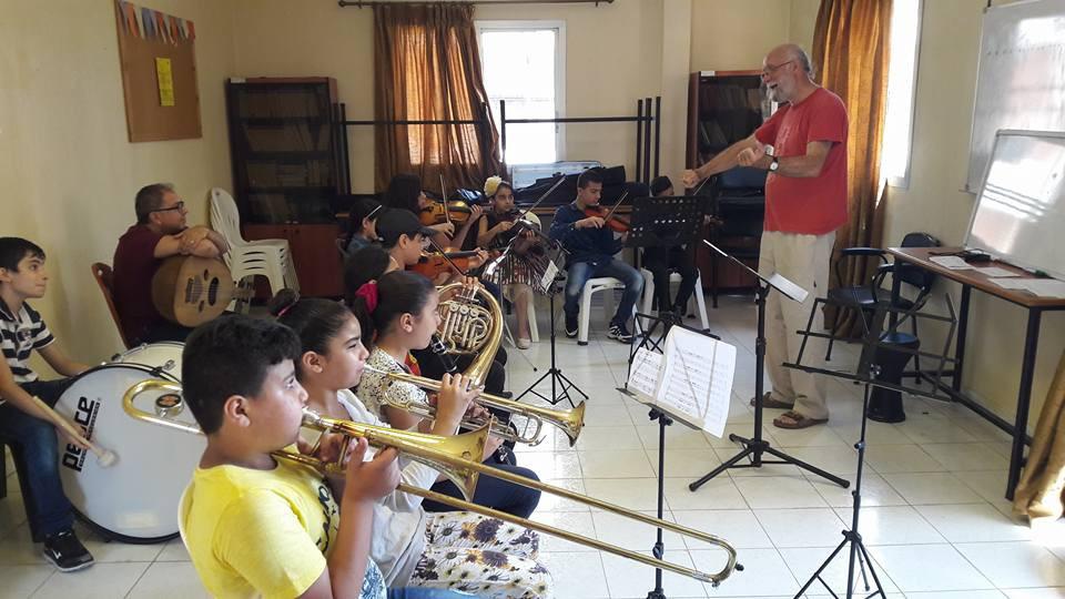 CM training in Beddawi April 2017: PM was present for 1 week with musical director M Henry Brown and 4 music teachers, to give workshops for the children and training for local staff.