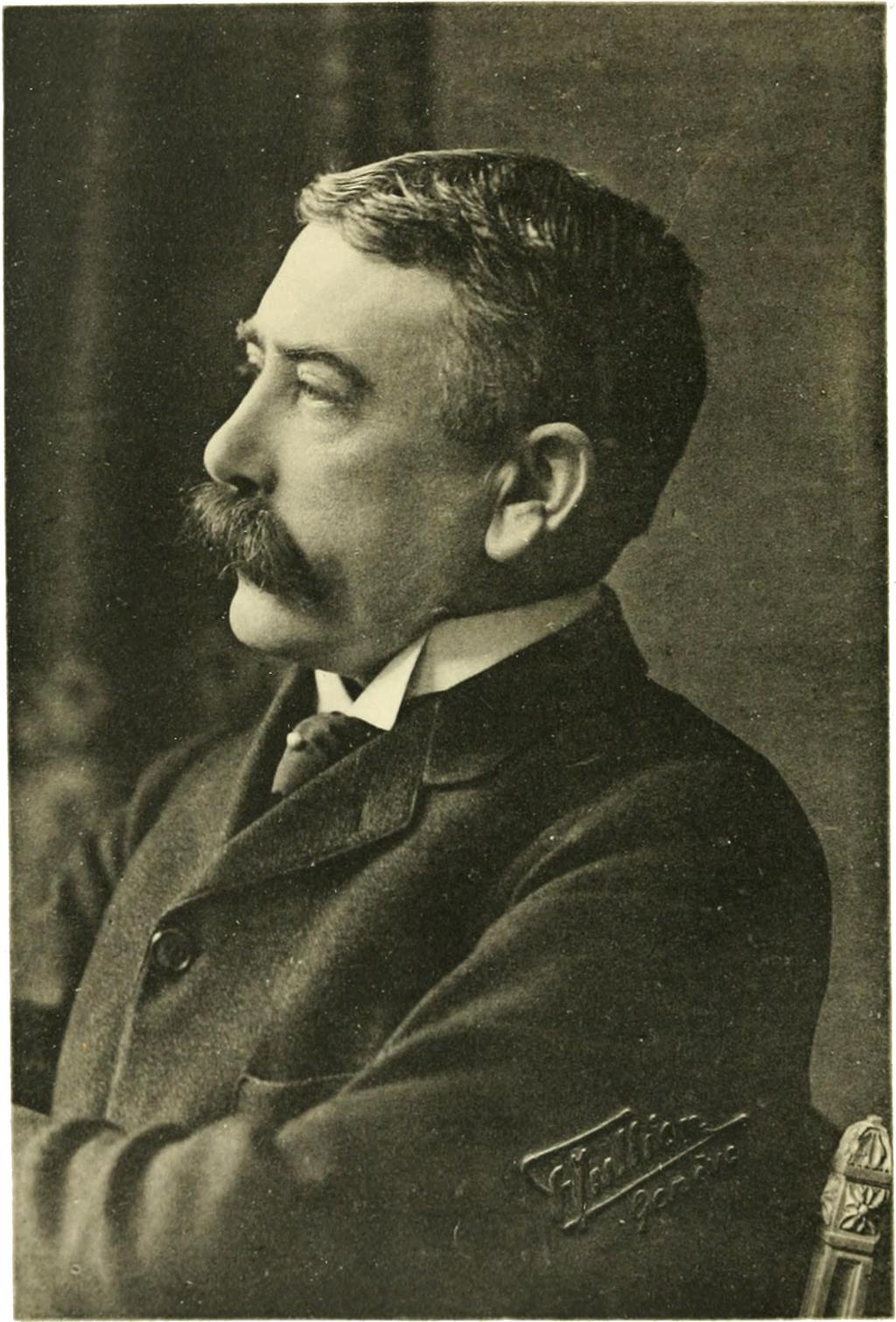 Historical Background de Saussure/Structuralism Ferdinand de Saussure (1857-1913) Ï Treated language as a formal system Ï Especially interested in semiotics (division and structure of