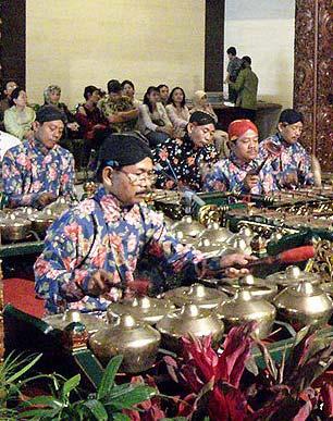 Other songs about the country of Indonesia 1. Listen and watch Rajuan Pulau Kelapa on http://www.youtube.com/watch?v=e68ddulf7bi 2. As a class, discuss the images in the song.