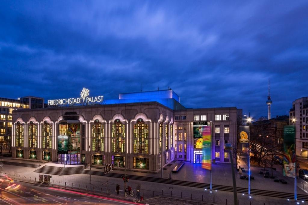 A legendary theatre, the eventful history of the Palast dates back to 1919 when Max Reinhardt opened the Great Theatre, which has been called Friedrichstadt-Palast since 1 November 1947.