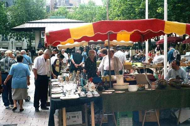 Roncy Flea Market Vendors Wanted Do you sell antiques, collectables? Do you enjoy all things kitsch? Maybe make your own fantastic craft? If so, join us for this popular summer tradition.