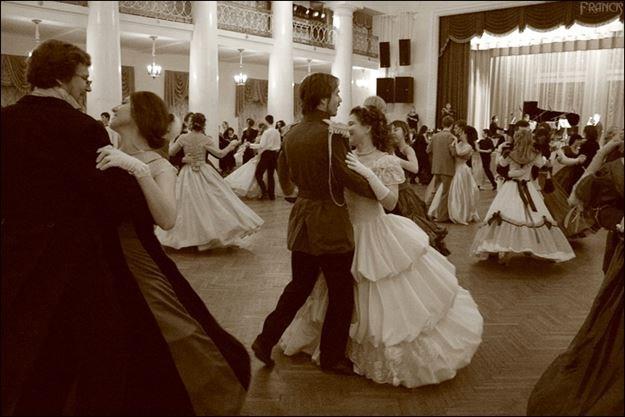 Waltz Dance Party + Beginner Classes Cross-step Waltz beginner class 7 p.m., Viennese Waltz beginner class 8 p.m. Waltz Dance 9:10 p.m. to 11:30 p.m. No prior experience needed, no need to bring your own dance partners.