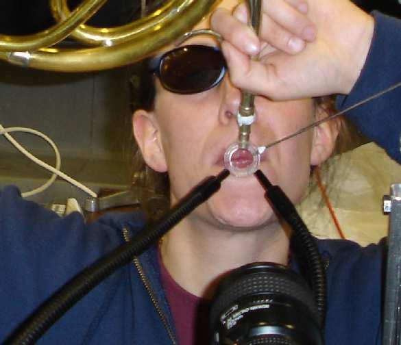 3 Experimental Procedure In order to analyse the motion o the brass player s lips, an experiment was designed to synchronise audio recordings with high speed camera ootage.