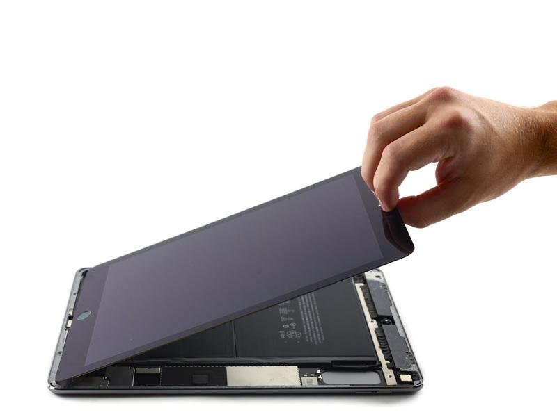 Stap 27 Continue lifting the display assembly from the front-facing camera side.
