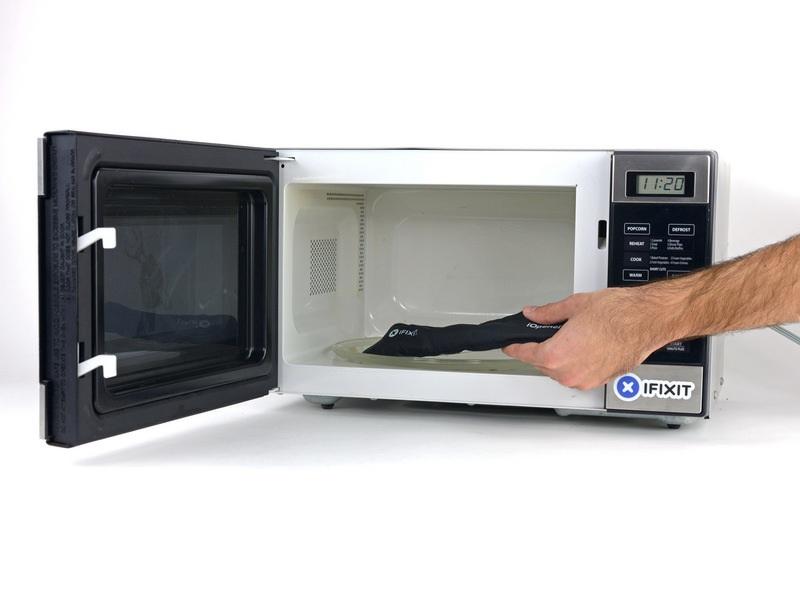 Stap 1 iopener Heating We recommend that you clean your microwave before proceeding, as any nasty gunk on the bottom may end up stuck to the iopener.