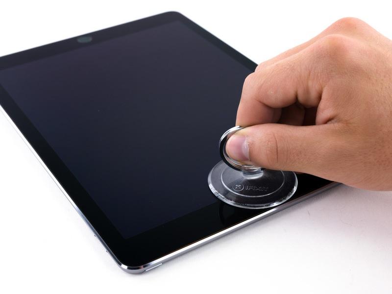 Stap 7 Place a suction cup over the ipad's front-facing camera and press down to create a