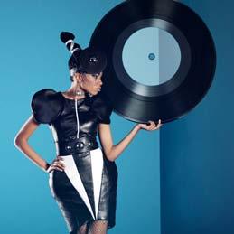 蕾哈娜是巴巴多斯籍歌手 演员和时尚设计师 她凭借着发表于 2007 年的个人第三张录音室专辑 Good Girl Gone Bad 以及专辑主打单曲 Umbrella 成功进入了大众的视线 2009 年到 2012 年, 她平均每年发表 4 张由美国唱片工业协会 (RIAA) 认证的白金唱片 2012 年, 她在电影 超级战舰 中献出首秀 至今蕾哈娜已经在全球卖出超过 1 亿 5 千万张唱片,