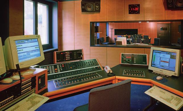 Karl Otto Bäder The news magazine studio, ready for operation The im por tance of in for ma tion is today re gard ed to be more dom i nant than ever, and RSR has in vest ed in a new in for ma tion