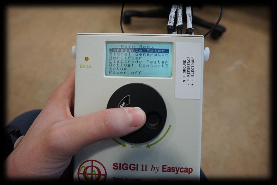 Material : Impedance meter 1 - Connect the three cables to the electrodes according to the label.