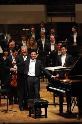 04. Thunderous applause from the capacity audience to Maestro Vassily Sinaisky, Yundi and the HKPO.
