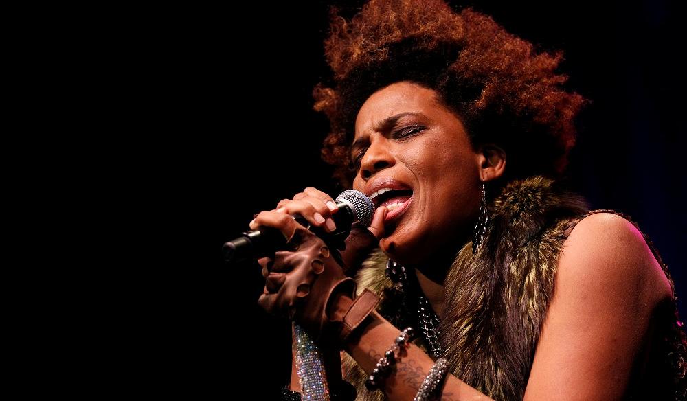 Macy Gray Biography Studied classical piano for seven years. Enrolled in USC's screen writing program Wrote lyrics for a musician friend's original songs.