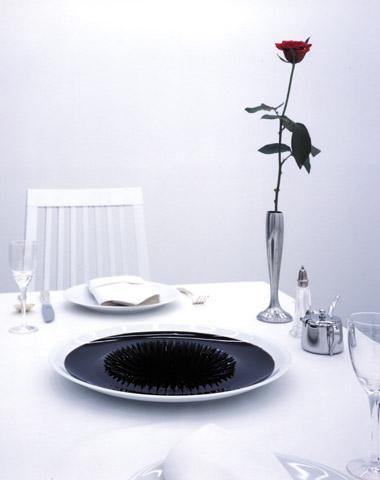 Kodama makes us think about the dinner table setting by adding a plate of ferrofluid. We see a similar technique used by Takamasa Kuniyasu, a post-monoha artist famous for his usage of bricks Fig.