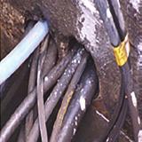 Payoff System A payoff system needs to be utilized while deploying micro cables using any blowing equipment. The cable should never be fed across the side of the reel flange.