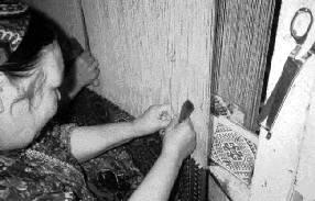 Choices and Constraints: Pattern Formation in Oriental Carpets 129 Fig. 2. Woman weaving a pile carpet in Ashkabad, Turkmenistan. Photo by Carol Bier, 1989. Fig. 3.