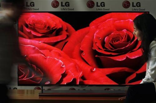 (AP Photo/Ahn Young-joon) In this Monday, June 18, 2012 photo, Sally Lee, assistant manager at Global Communications of LG Electronics, watches LG Electronics' OLED, organic light-emitting diode, TV