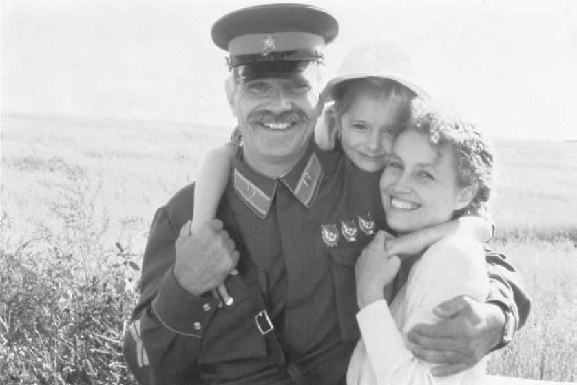88 POP CULTURE RUSSIA! Kotov (Nikita Mikhalkov), Nadia (Nadia Mikhalkova), and Marusia (Ingeborga Dapkunaite) in Nikita Mikhalkov s Academy Award winning Burnt by the Sun (1994).