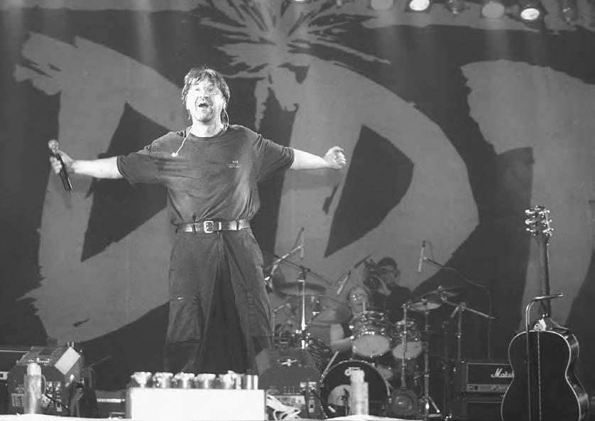 MUSIC AND WORD 227 Yuri Shevchuk, leader of the DDT rock group at a jubilee concert of his group at the Olympic Sport Complex, 2000.