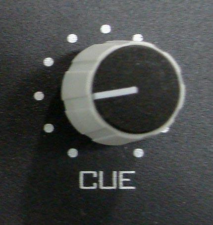 CUE Knob The CUE master level control is located in the center section of the MNE-1 panel. The CUE signal is pre-fader, and is normally used to check signals.