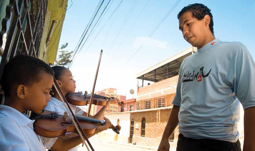 At the Guatire Center, the young teacher Andrés Ruíz does admirable work giving training to children from low-income families who dream of becoming musicians rehearsals, told who is teachers will be,