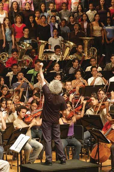 sounds, musicians from the Caracas and Los Teques youth orchestras bestowed on him the lively Popurrí by Pérez Prado, which was to be the prelude to an exquisite evening performance where everyone
