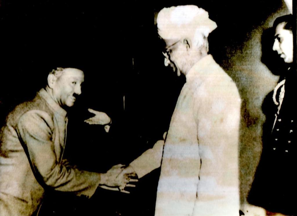 5:9 Pt. Gajanan Ambade In Photograph On left Pt.Gajanan Ambade and on right President of India Dr.Sarwapaali Radhakrishnan. He was born in Baroda in 1914.