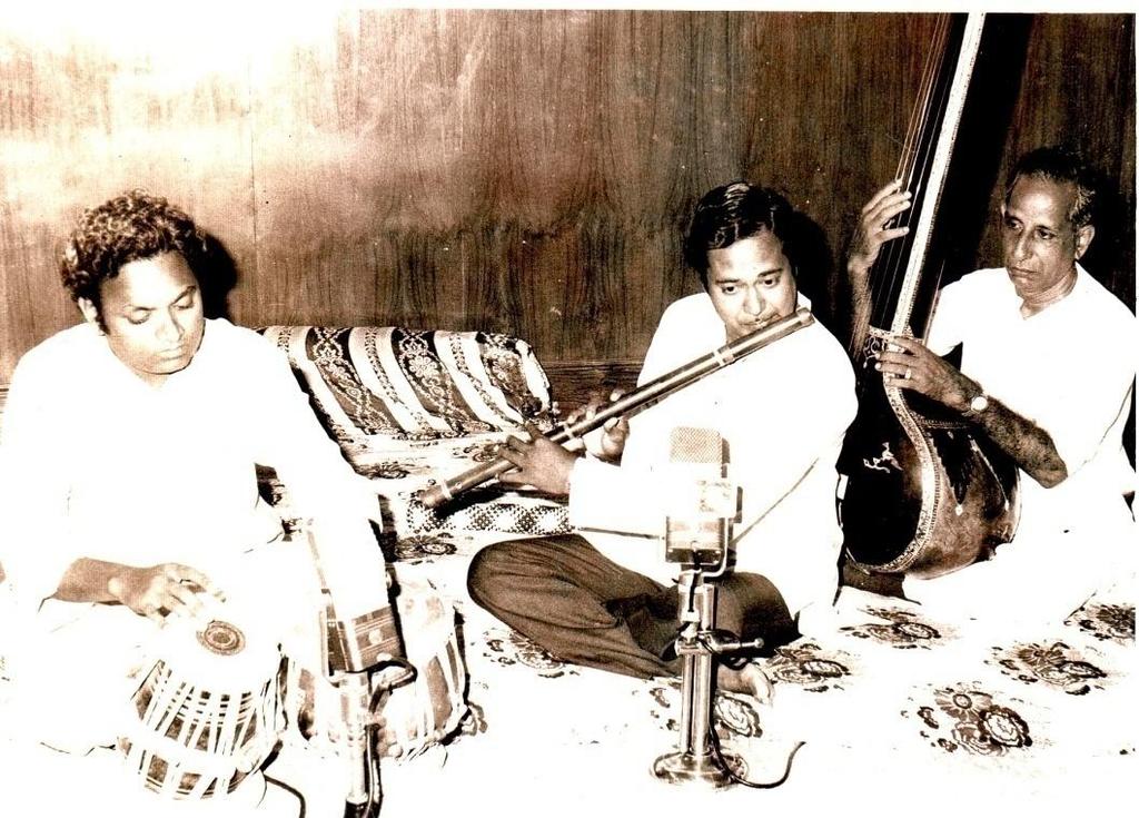 5:27 Shri.Pradeep Marjani Shri.Pradeep Marjani on Flute, Shri.Madhukar Gurav on Tabla He is Baroda s one of the best musicians.